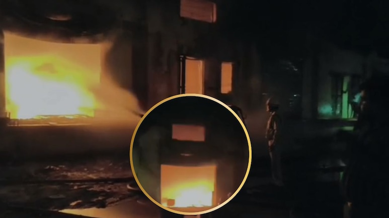 Indore Fire: इंदौर केट रोड पर केमिकल फैक्ट्री में दीपक से लगी भीषण आग, दो महिलाओं की मौत Indore Fire: इंदौर केट रोड पर केमिकल फैक्ट्री में दीपक से लगी भीषण आग, दो महिलाओं की मौत