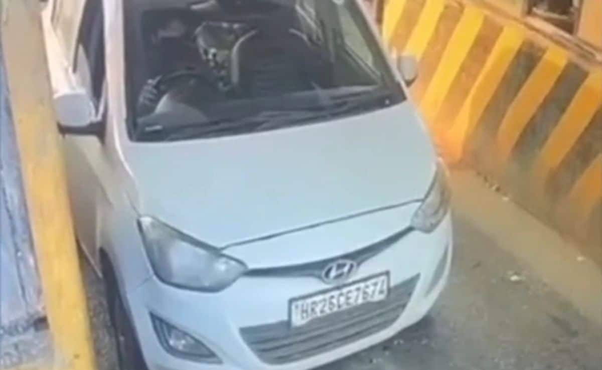 New CCTV Footage Shows Delhi Suicide Bomber At Toll Plaza, Wearing Mask