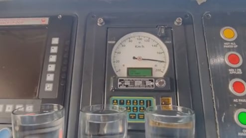 राजस्थान में वंदे भारत का ट्रायल... 180 किमी प्रति घंटे की रफ्तार, पानी से भरे ग्लास से नहीं छलका एक बूंद