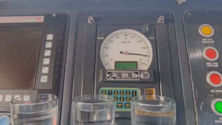 राजस्थान में वंदे भारत का ट्रायल... 180 किमी प्रति घंटे की रफ्तार, पानी से भरे ग्लास से नहीं छलका एक बूंद
