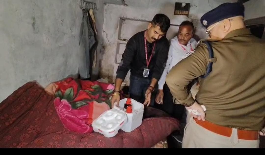 Illegal Chemical Factory: तलाशी के दौरान पुलिस Illegal Chemical Factory: तलाशी के दौरान पुलिस