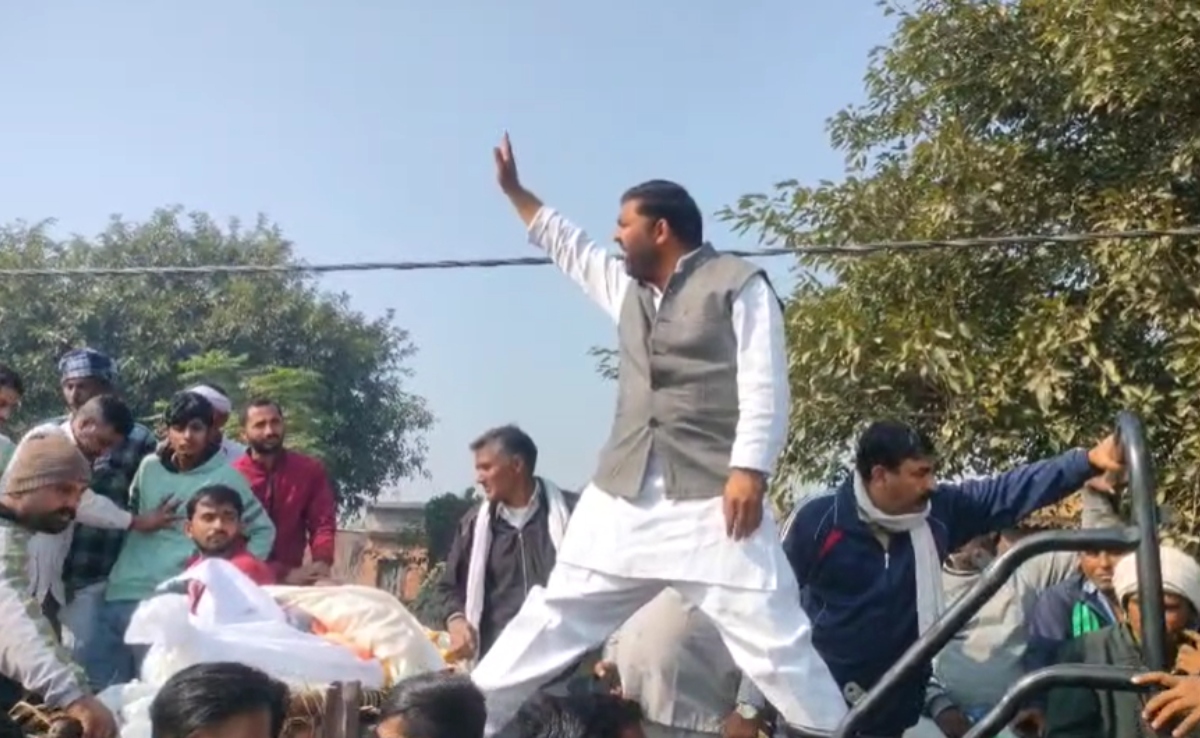 दिल्ली ब्लास्ट में मारे गए जिगरी यारों का शव अमरोहा पहुंचा, इस मांग को लेकर परिजनों ने किया प्रदर्शन