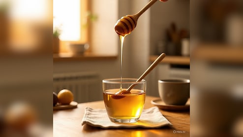 शहद को गर्म पानी में मिलाकर पीना हर बार फायदेमंद नहीं होता, जानिए कब बनता है जहर