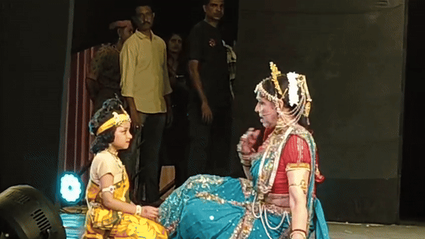 जब नन्हे कान्हा की लीला देख हैरान रह गईं हेमा मालिनी... नृत्य मुद्रा देख भाव विभोर हुए वहां मौजूद लोग