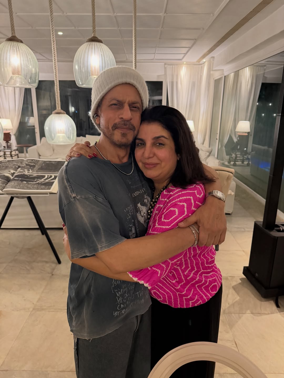 फराह खान ने दिखाई शाहरुख खान के 60वें जन्मदिन की पहली फोटो! सेलेब्स ने बधाई देना किया शुरू