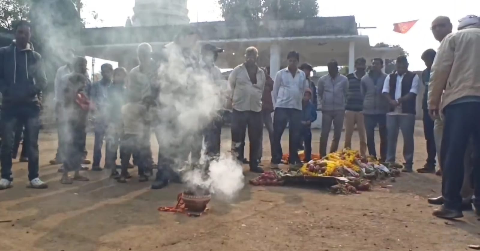 फूलों से सजी अर्थी, ढोल और बैंड बाजे... मंदसौर के खेतों से निकली 'प्याज की शवयात्रा'