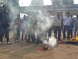 फूलों से सजी अर्थी, ढोल और बैंड बाजे... मंदसौर के खेतों से निकली 'प्याज की शवयात्रा'