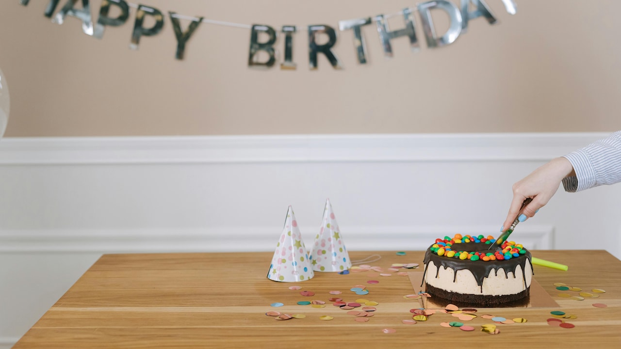 Use dessert displays and cake stands for edible decor Use dessert displays and cake stands for edible decor