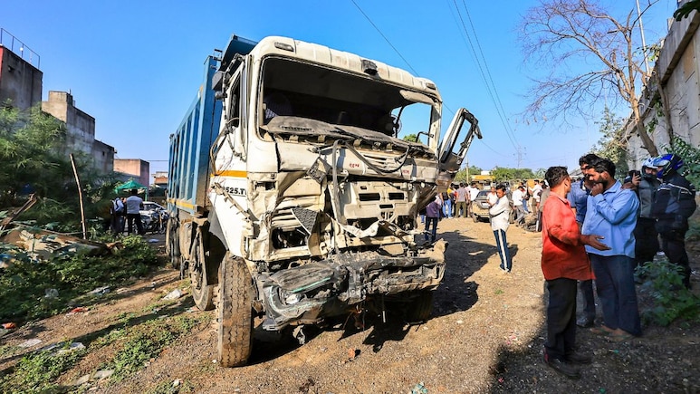 जयपुर के हरमाडा में डंपर हादसे पर बड़ा एक्शन, ट्रैफिक के 3 पुलिसकर्मियों पर गिरी गाज