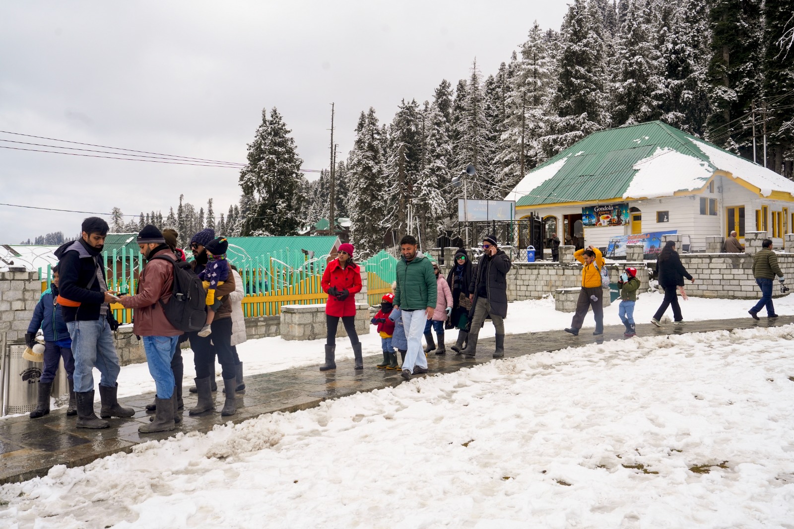 यूपी-दिल्ली में शीत लहर! उत्तराखंड, हिमाचल की बर्फबारी ने बढ़ाई ठंड, जानें कहां-कहां बारिश के आसार