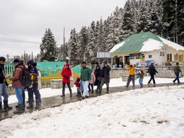 यूपी-दिल्ली में शीत लहर! उत्तराखंड, हिमाचल की बर्फबारी ने बढ़ाई ठंड, जानें कहां-कहां बारिश के आसार