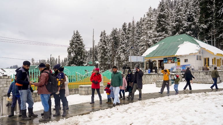 यूपी-दिल्ली में शीत लहर! उत्तराखंड, हिमाचल की बर्फबारी ने बढ़ाई ठंड, जानें कहां-कहां बारिश के आसार