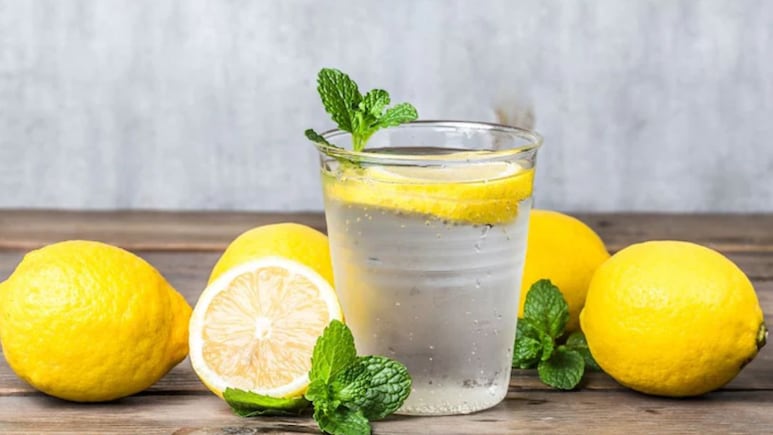 लिंबू पाण्यात फक्त एक चमचा आलं मिक्स करा अन् ते पाणी प्या..'या' समस्या होतील दूर, योग्य वेळ कोणती?