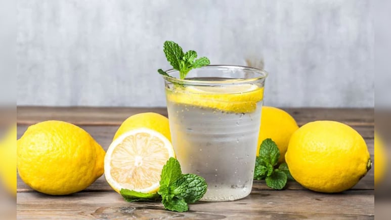 रोज़ सुबह खाली पेट नींबू पानी पीने के 7 बड़े फायदे: क्यों न्यूट्रिशनिस्ट इसे 'जादुई ड्रिंक' कहते हैं, क्‍या कहती है रिसर्च