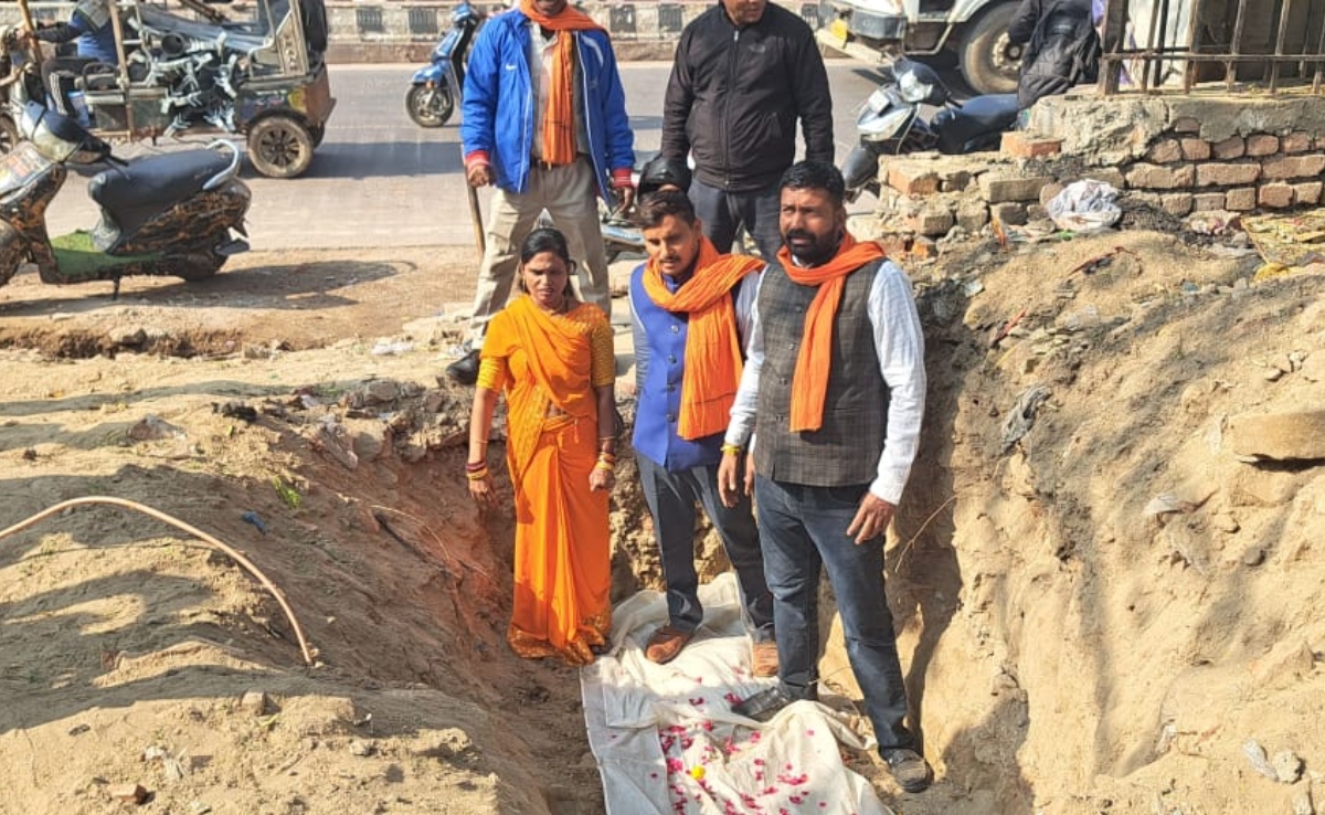 अखिल भारत हिन्दू महासभा ने आगरा में खोदी टीएमसी विधायक हुमायूं कबीर की कब्र, दे डाली यह चेतावनी