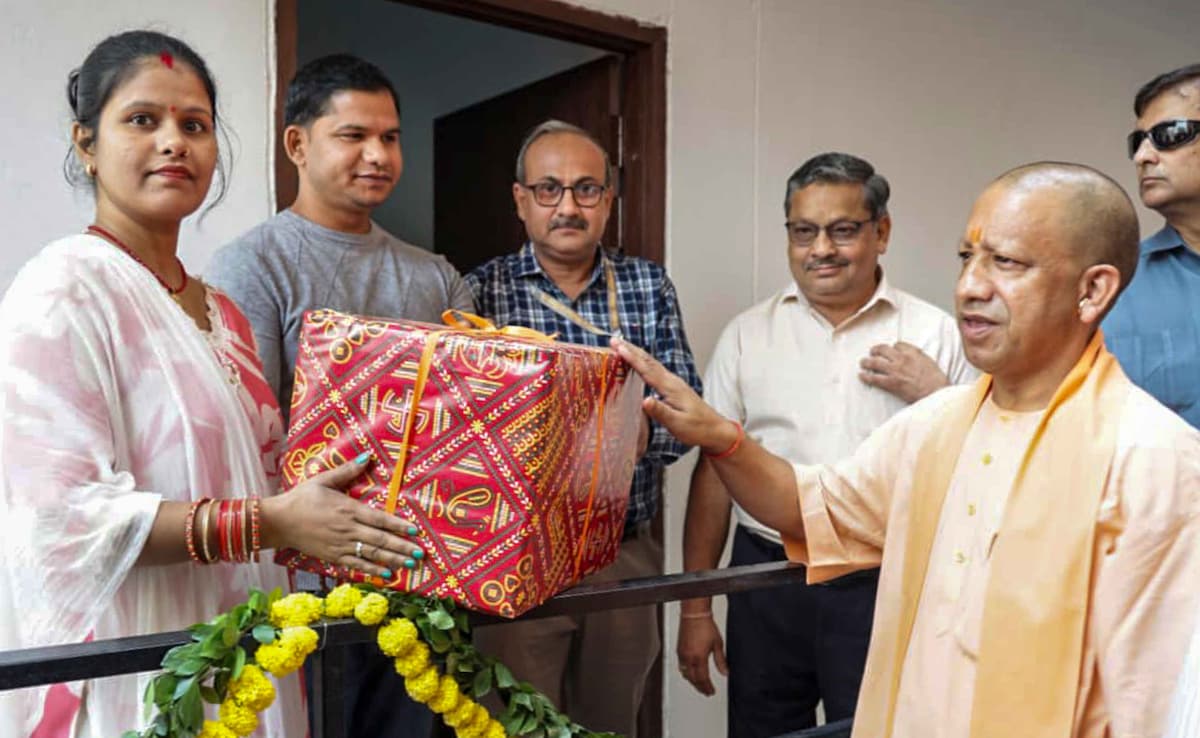 UP में नहीं चलेगा माफिया राज... CM योगी ने मुख्तार अंसारी की अवैध जमीन पर बने फ्लैटों की चाबी गरीबों को सौंपी