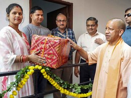 UP में नहीं चलेगा माफिया राज... CM योगी ने मुख्तार अंसारी की अवैध जमीन पर बने फ्लैटों की चाबी गरीबों को सौंपी