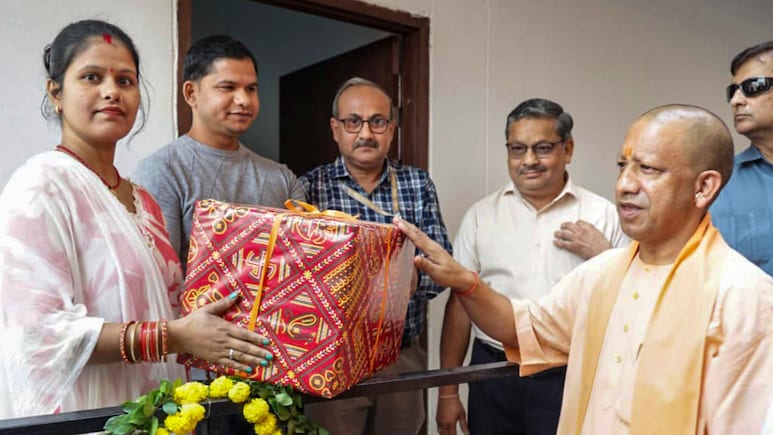 UP में नहीं चलेगा माफिया राज... CM योगी ने मुख्तार अंसारी की अवैध जमीन पर बने फ्लैटों की चाबी गरीबों को सौंपी