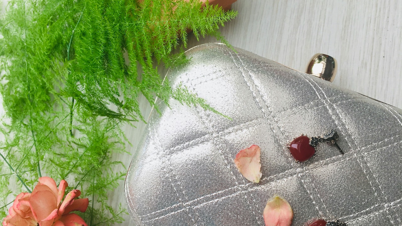 The Colour-Contrast Trick That Makes Any Clutch Look Bridal-Ready The Colour-Contrast Trick That Makes Any Clutch Look Bridal-Ready