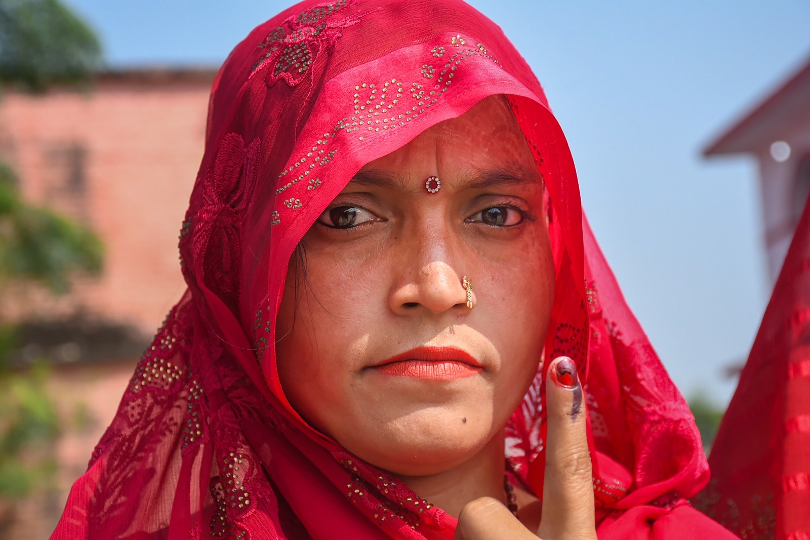 बिहार विधानसभा चुनाव के पहले चरण में वोट डालने के बाद एक महिला वोटर. 