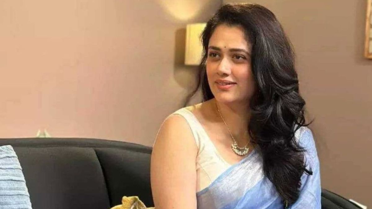 Meet Girija Oak, The Viral Blue-Saree Woman Who Is Internet's New Crush