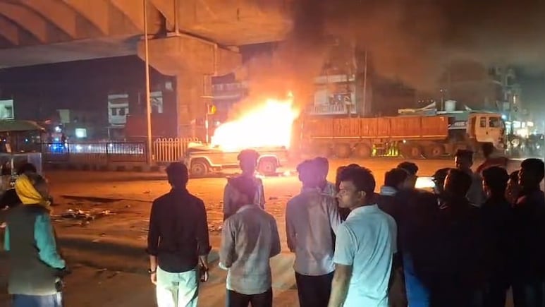 बिहार के गोपालगंज में भीड़ ने फूंकी पुलिस की गाड़ी, सड़क हादसे के बाद क्यों हुआ भारी बवाल ; जानिए