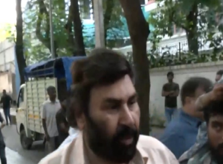 धर्मेंद्र के घर पहुंचते ही सबसे पहले मिलने पहुंचे भाई, बाहर आकर बोले- अब पहले से बहुत ठीक हैं...