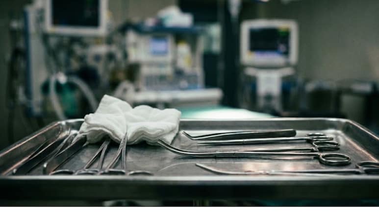 Pune News : ऑपरेशनमध्ये भयंकर चूक! प्रसूतीनंतर पोटात टॉवेल, महिलेचा जीव गेला; पुण्यातील हॉस्पिटलला मोठा झटका