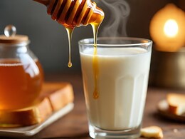 सर्दियों में गर्म दूध में शहद मिलाकर पीने से क्या होगा? फेफड़ों में जमा प्रदूषण को धुलने के साथ मिलेंगे ये गजब फायदे