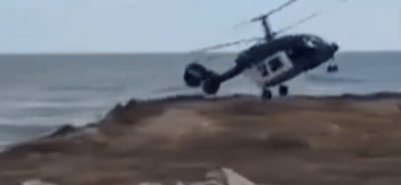 खौफनाक VIDEO: चट्टान से टकराकर फुटबॉल जैसे उछल गया हेलिकॉप्टर, फिर समंदर से टकराया, 5 की मौत