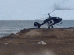 खौफनाक VIDEO: चट्टान से टकराकर फुटबॉल जैसे उछल गया हेलिकॉप्टर, फिर समंदर से टकराया, 5 की मौत