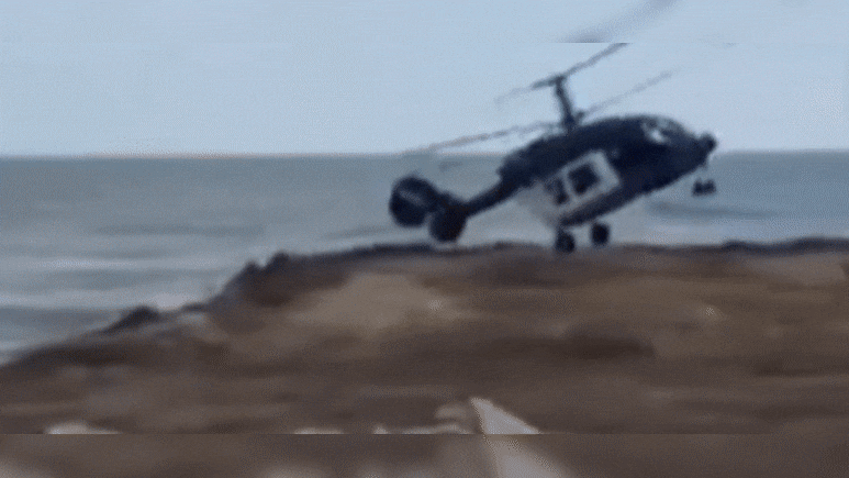 खौफनाक VIDEO: चट्टान से टकराकर फुटबॉल जैसे उछल गया हेलिकॉप्टर, फिर समंदर से टकराया, 5 की मौत