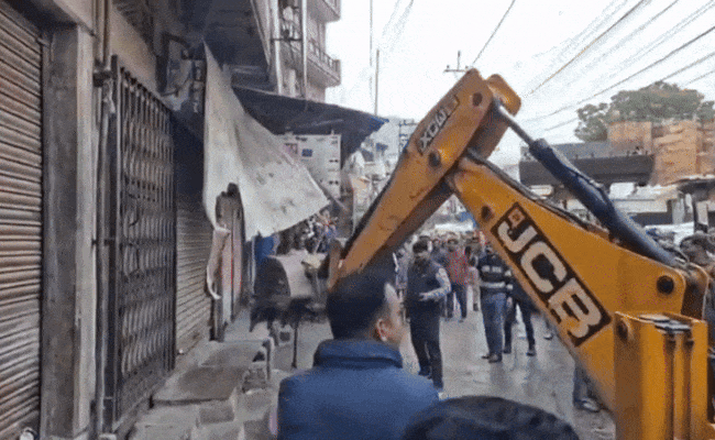 अढाई दिन का झोपड़ा से दरगाह तक चला बुलडोजर, 3 JCB, 6 ट्रैक्टर से हटाए सालों पुराने अवैध कब्जे