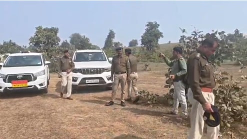 Police Encounter News: पुलिस पर हमले के आरोपी कुख्यात बदमाश का पुलिस ने किया एनकाउंटर, पांव में लगी गोली