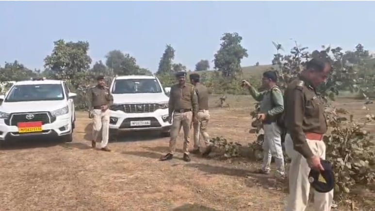 Police Encounter News: पुलिस पर हमले के आरोपी कुख्यात बदमाश का पुलिस ने किया एनकाउंटर, पांव में लगी गोली