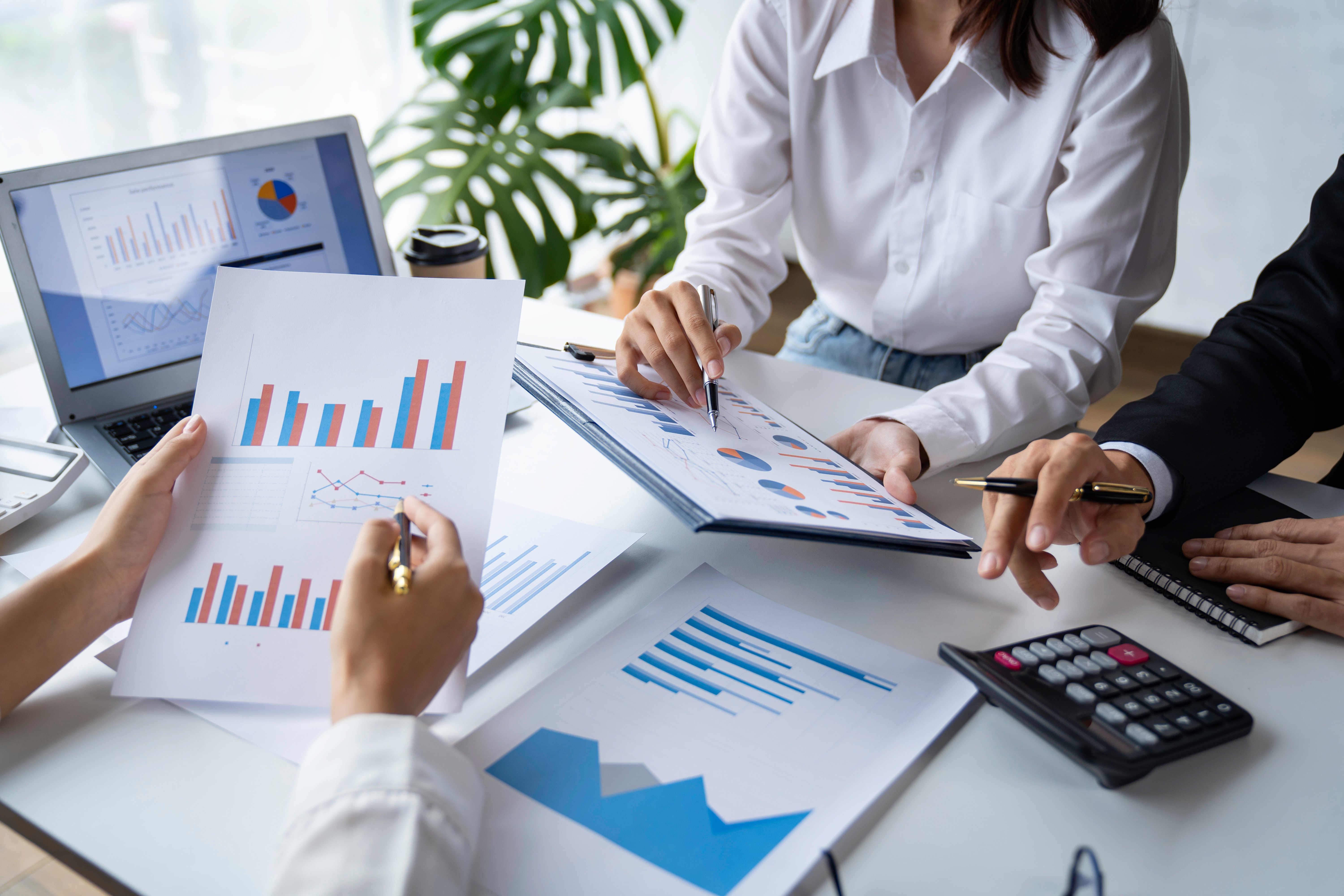 HDFC Bank, RIL, M&M, Divi's Labs, JSW Steel Are Macquarie's Top Core Choices As It Turns Optimistic For India