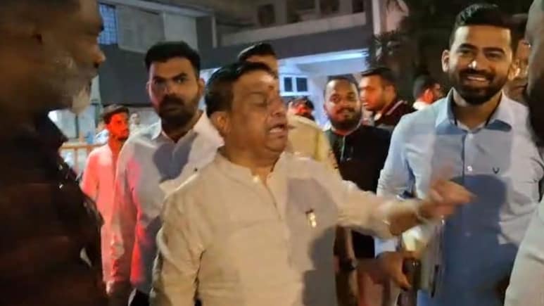 Kalyan News : 'KDMC अधिकाऱ्याला ऑफिसमध्ये घुसून मारणार!' खासदाराचा थेट इशारा, पाहा Video