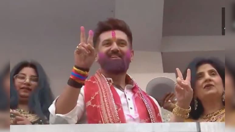 मां के छुए पैर, जीजा को खिलाई मिठाई... बंपर विजय पर चिराग बोले- ये बिहार फर्स्ट-बिहारी फर्स्ट की जीत