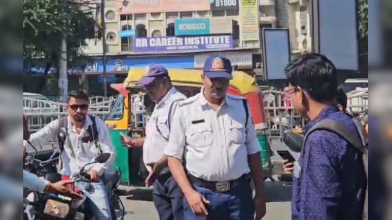 इंदौर में बिना हेलमेट वालों पर सख्ती! दूसरे दिन भी चला अभियान, ट्रैफिक पुलिस ने बनाए चालान