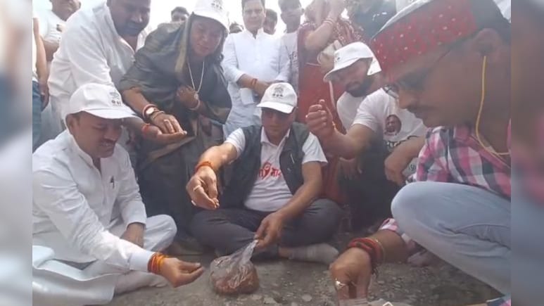 Si­­dhi-Singrauli Highway: सड़क निर्माण के लिए सांसद का 'बाधा निवारक हवन'! एक दशक से अधूरा है फोरलेन