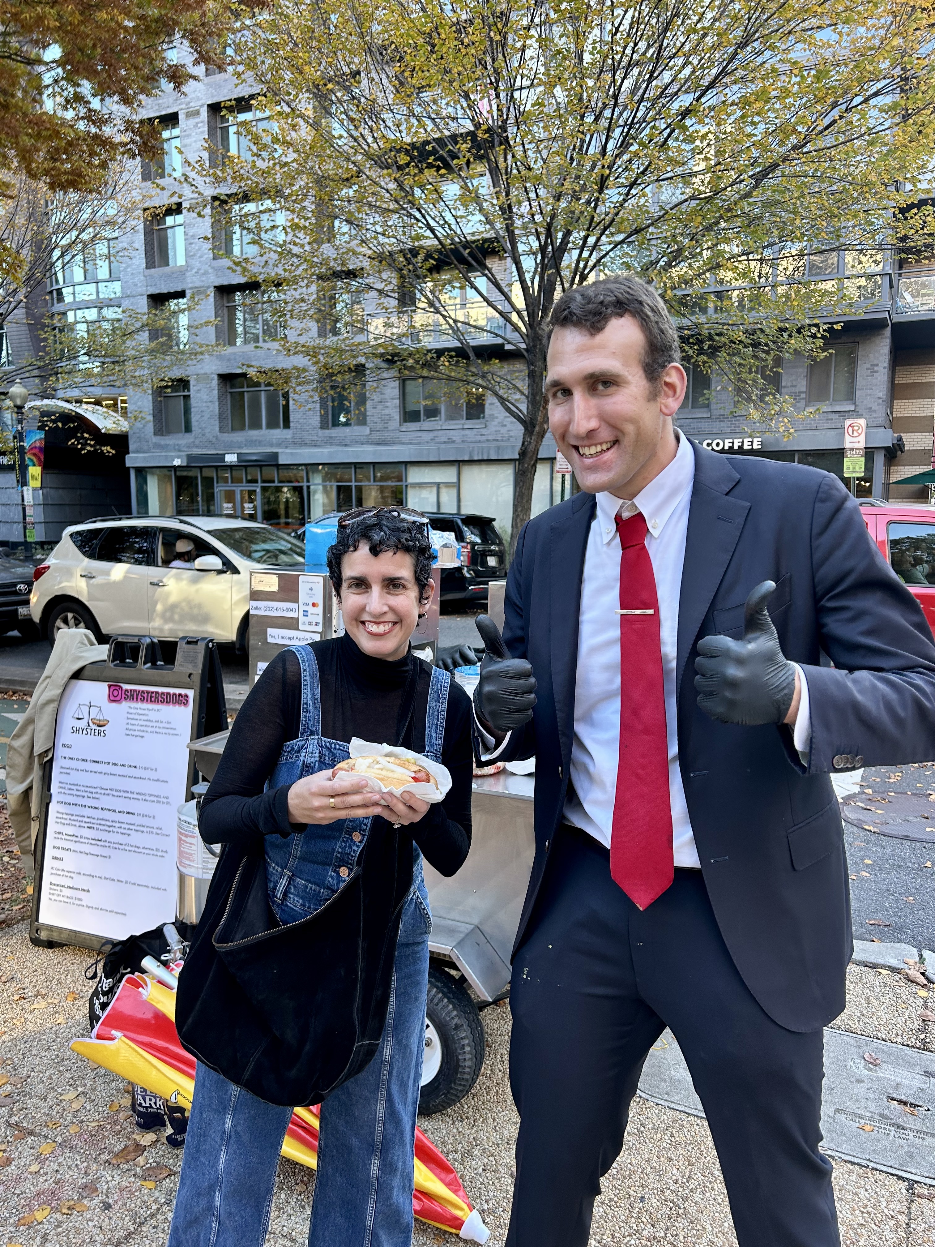 अमेरिका में नहीं मिल रही सैलरी, अब सड़कों पर हॉटडॉग बेचने पर मजबूर सरकारी वकील, देखें Video