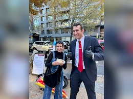 अमेरिका में नहीं मिल रही सैलरी, अब सड़कों पर हॉटडॉग बेचने पर मजबूर सरकारी वकील, देखें Video