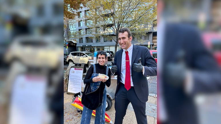 अमेरिका की होगी ऐसी हालत: सरकारी वकील सड़क पर रेहड़ी लगाने को मजबूर