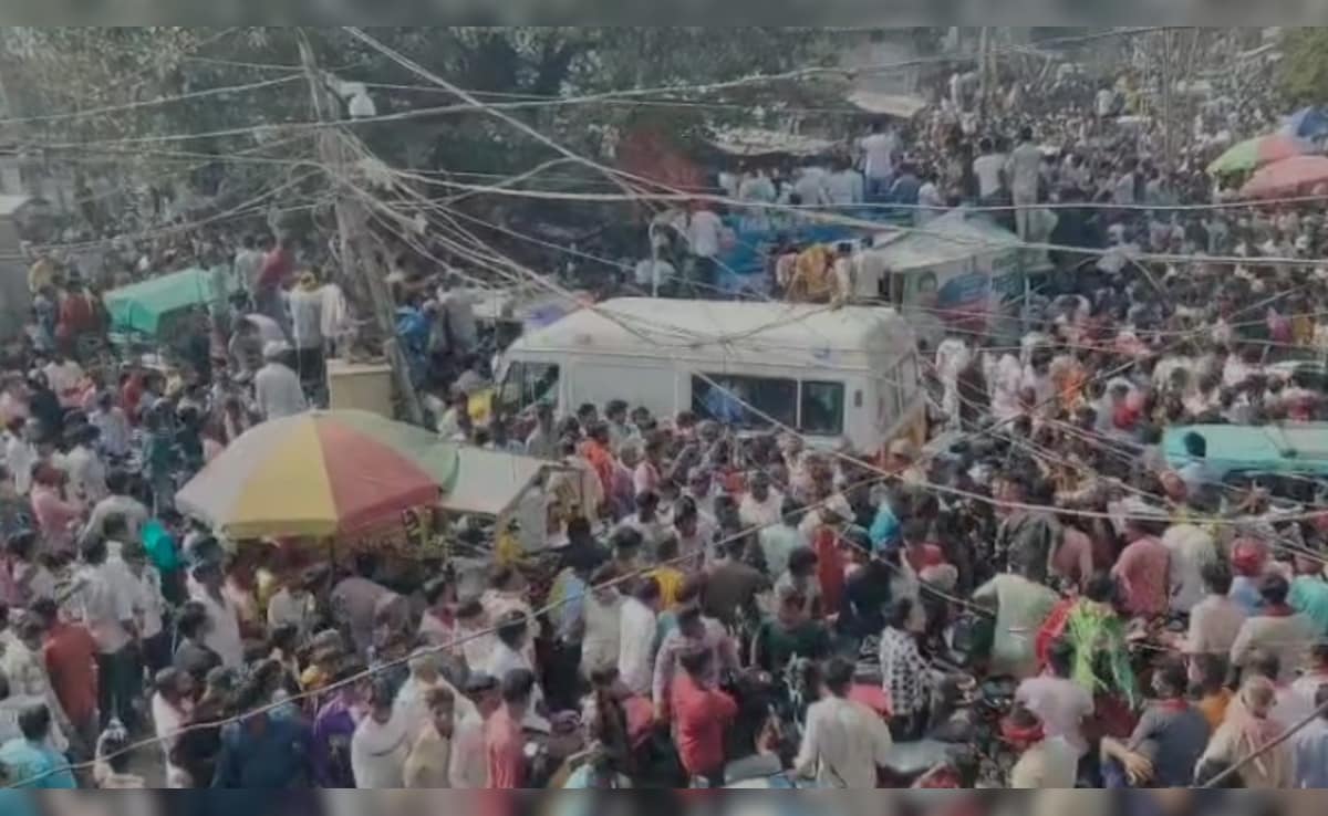 बेतिया में खेसारी के रोड शो में रास्ते में फंसी एम्बुलेंस, दर्द से कराहती रही गर्भवती महिला, 45 मिनट बाद मिला रास्ता