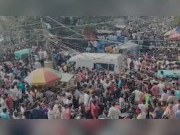 बेतिया में खेसारी के रोड शो में रास्ते में फंसी एम्बुलेंस, दर्द से कराहती रही गर्भवती महिला, 45 मिनट बाद मिला रास्ता