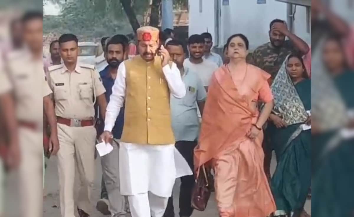 प्रशासन पक्षपात कर रहा है... बिहार चुनाव के पहले चरण में मनेर के विधायक भाई वीरेंद्र बूथ पर किया हंगामा