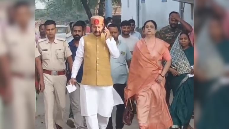 प्रशासन पक्षपात कर रहा है... बिहार चुनाव के पहले चरण में मनेर के विधायक भाई वीरेंद्र बूथ पर किया हंगामा