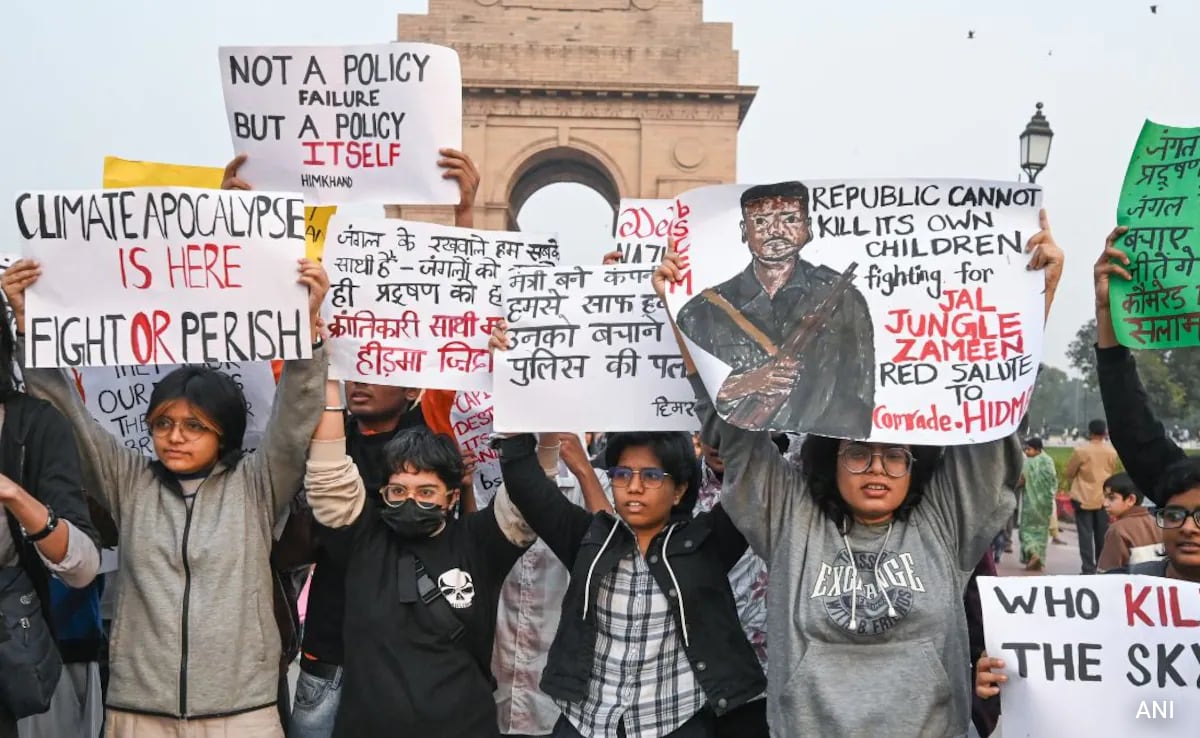 Protest Against Toxic Air In Delhi Turns Violent, Cops Hit With Pepper Spray