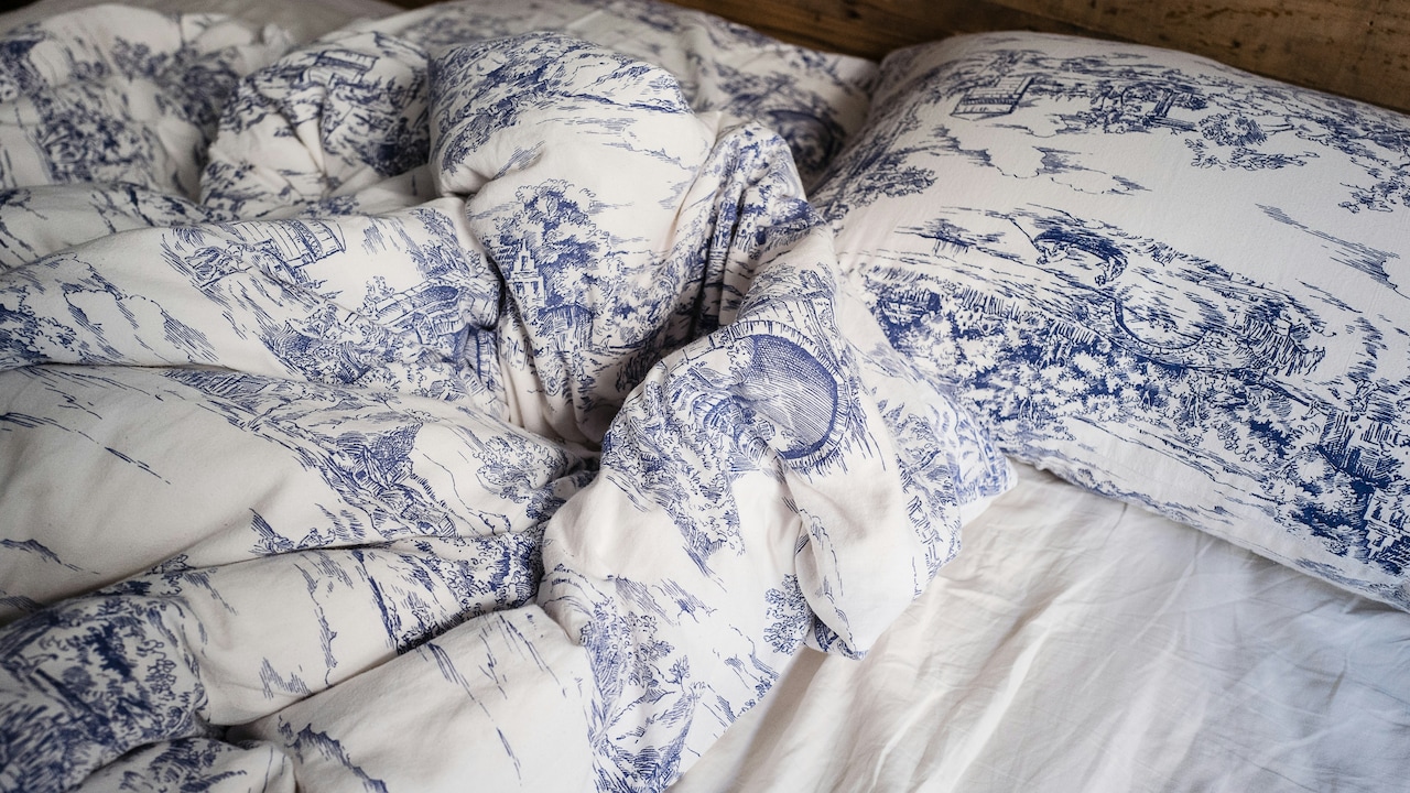 Sleep cosily in 5 heavy double beds with winter bedsheets