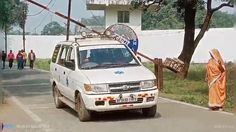 Madhya Pradesh: बेटे की करंट लगने से मौत, परिजनों ने जेल में लाश लाकर प‍िता-चाचा को कराए अंतिम दर्शन